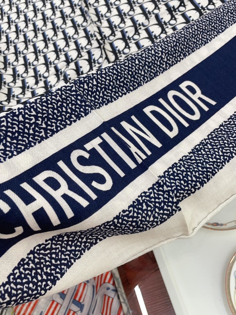 CHRISTIAN DIOR